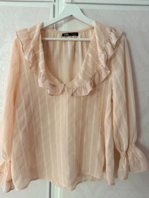 Randig blus med glittriga ränder från zara - Så fin blus utan defekter! Storlek S, använd fåtal gånger💗Pris kan diskuteras 
