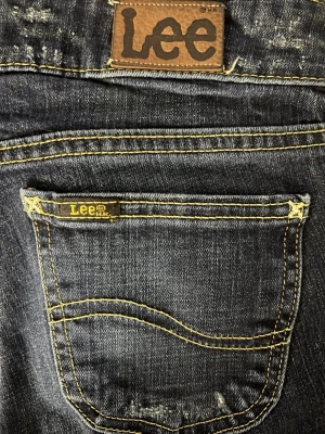 Lee jeans - Säljer ett par mörkblå skinny jeans från lee. Väldigt fina och i bra skick. Själv passar inte skinny jeans på mig men är säker på att dom kan vara riktigt fina om man stylar dom. Skriv vid frågor 💕💕