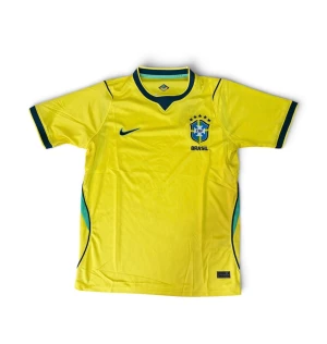 Gul Brasil fotbollströja Nike - Säljer en gul Brasilien fotbollströja från Nike med gröna detaljer och blått landslagsemblem på bröstet. Tröjan har korta ärmar, rund halsringning med grönt kantband och är tillverkad i ett lätt, ventilerande material perfekt för träning eller match.