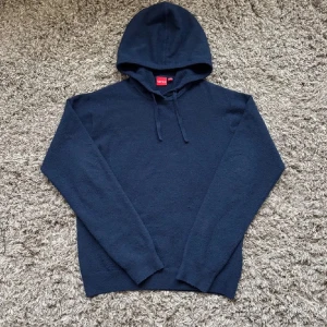 Stickad hoodie - Säljer denna riktigt feta stickade hoodien i fint skick!⭐️Storlek 170/176  motsvarar M!🙌Hör gärna av er om ni har funderingar!⭐️
