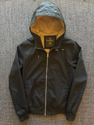 Element jacka ~ vintage  - 🎉 20% rabatt om du följer min profil och handlar direkt! 😊  Sjukt sällsynt Element vindjacka i storlek S – svart vintage 2000’s modell med snygg design och hög kvalitet. En eftertraktad jacka som inte längre produceras och passar perfekt året om. 📦 Skickas inom 24h, kan gå ner lite i pris vid snabb affär! ✌️