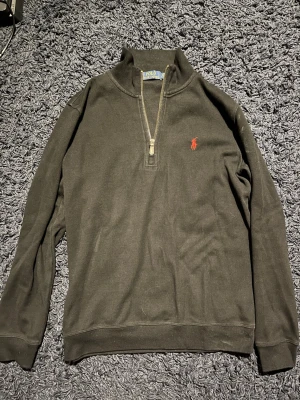 Svart Ralph lauren halfzip - Säljer en svart Ralph lauren halfzip. Bra skick. Pris kan diskuteras. Hör av er vid frågor!