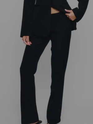 Lågmidjade bootcut kostymbyxor - Snygga lågmidjade kostymbyxor i modellen "Vera" med utsvängda ben från Bikbok. Perfekta för en stilren och trendig look. Använda få gånger då de inte passar, mycket bra skick!