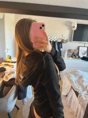 Sammet zip hoodie - Säljer en svart hoodie med dragkedja och huva. Hoodien har långa ärmar och en enkel, stilren design utan synliga loggor eller tryck. Perfekt för en avslappnad och trendig look. Sammet material, lite strävt på vissa ställen men super skön. Storlek xxs