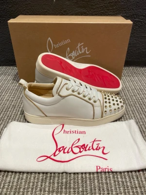 Christian Louboutin skor (nya) - Hej, säljer nu dessa svin snygga Christian Louboutin skor. Skorna är i nytt skick!  Begränsat antal boxar och dustbag. Hör av dig vid frågor. 36,5 passar 37!