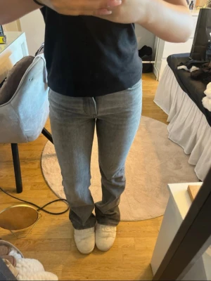 Grå jeans - Säljer ett par grå jeans med rak passform och hög midja. Jeansen har klassiska fem fickor och stängs med dragkedja och knapp. Perfekta till vardags för en avslappnad men snygg look. Storlek 32 från Gina Tricot. Öppen för alla prisförslag 