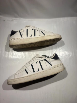 Valentino skor - Hej! Säljer nu mina skor från märket Valentino, storlek 41 bra skick, allt på bilden ingår. Tveka inte på att höra av dig om du har frågor eller funderingar kring skorna! 