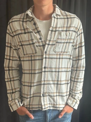 Vit/Beige overshirt med rutigt mönster - Rutig Overshirt från Jack and Jones Nypris: 600kr Storlek: M Skick: 9,5/10 (Pris kan diskuteras vid snabb affär)  Kontakta om ni har frågor!