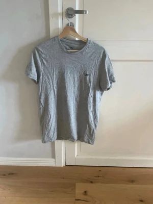 Grå t-shirt från Lee - Grå T-shirt från Lee som knappt är använd. Vid funderingar/prisförslag är det bara att höra av dig.