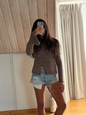 Zara stickad tröja med knappar - Stickad tröja från Zara i storlek S. Supermjuk och skön med knappar som man kan öppna framtill. I mycket fint skick och passar perfekt till både jeans och kjol.