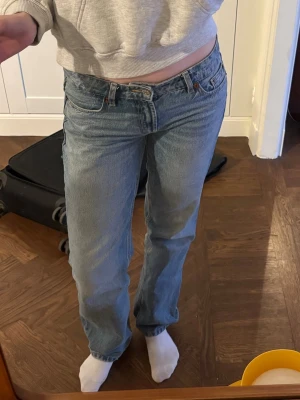 Raka low waist jeans!!🥰🥰 - Säljer dessa raka low waist jeans ifrån Zara! 💕💕💕