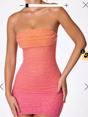 Oh Polly Embellished mini dress - Säljer min as snygga klänning ifrån Oh Polly! Inköpt 2024, endast använd en gång och är i toppenskick, alla pärlor sitter kvar. Storlek 6 motsvarar xs-s. Betalade ca 1500kr inkl frakt, skriv för egna bilder! 🫶🏼✨