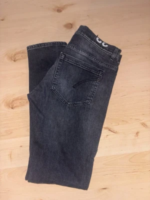 Dondup jeans herr - Snygga dondup jeans storlek 32. Perfekta för dig som gillar en enkel och stilren stil.