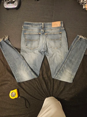 Tiger of Sweden  - Säljer ett par ljusblå slim fit jeans från tiger of sweden för att ja har fått för mycket muskler i låren så de sitter dåligt på mig och vill bli av med de kom gärna med frågor och bud L 30 W28