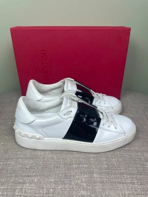 Valentino open skor - Hej, säljer nu dessa svin snygga Valentino open skor. Skorna är i grymt skick! Begränsat antal boxar och dustbag. Hör av dig vid frågor. 