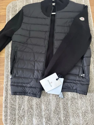 Moncler Cardigan  - Helt ny kommer med tagg och orginalpåse. Har flera av samma cardigans därför är det många cardigans med samma bilder.
