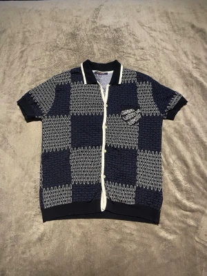 LV set - Säljer ett LV set perfekt för sommaren. Tröjan är i storlek M och byxorna i Large.