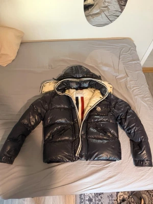 Äkta moncler branson - Säljer min moncler branson då den är för liten. Kvittot finns, Storleken är 2 skulle säga att den passar xs-s, inga skador, köpt på merchsweden för 5000kr
