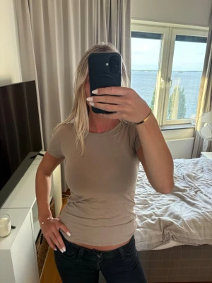 Beige tröja - Supersöt beige t-shirt som är både stilren och väldigt stretchig🤩