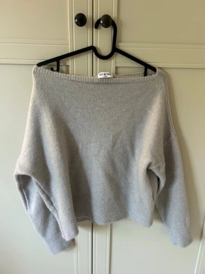 Ljusgrå off shoulder stickad tröja - Säljer en ljusgrå stickad tröja från MEET ME THERE!