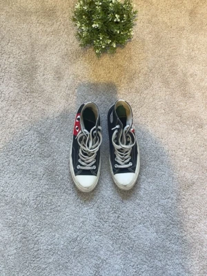 Comme des garcons X convers - Säljer mina riktigt feta Comme des garçons X convers i storlek 41,5 passar även 42 och kanske 43. Dom är med hög kant och i svart färg. Dom har tyvärr inga inne sullor men jag känner ingen skillnad och man kan sätta i valfri sula o samma storlek. 