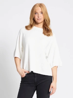 Vit oversized stickad tröja - Säljer en vit oversized stickad tröja med halvlånga, vida ärmar och rund halsringning. Tröjan har en mjuk och fluffig känsla och avslappnad passform som ger en chill och trendig look.