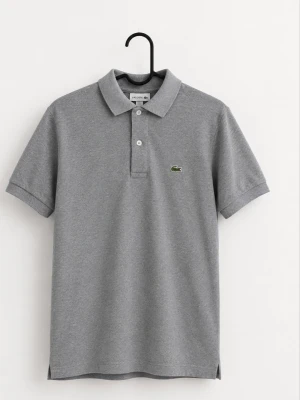 Lacoste piké - Tjena, jag säljer en riktigt snygg Lacoste piké😁 Den är i mycket bra skick och har inga fläckar eller skador. Den är självklart äkta✅ Skicka om du har några frågor☺️