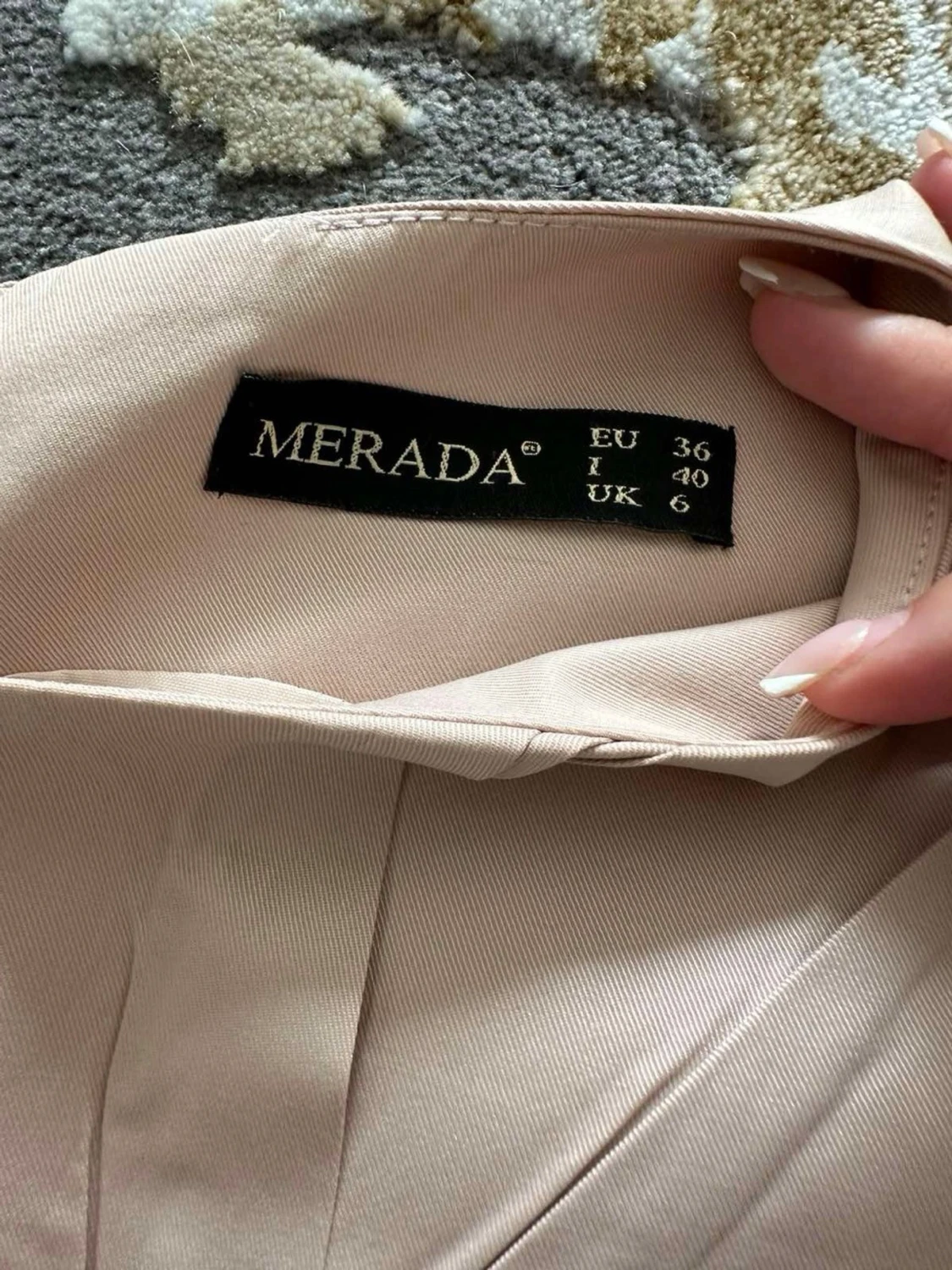 Champagnefärgad klänning från Merada - 1