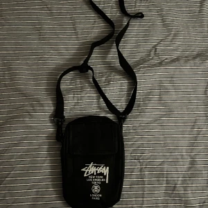 stussy bag - Hej säljer den här stussy bagen säljer den för den blir inte till användning . Skriv om du är intresserad😇