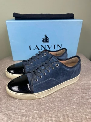 Lanvin skor - Hej, säljer nu dessa svin snygga Lanvin skor. Skorna är i grymt skick! Begränsat antal boxar och dustbag. Hör av dig vid frågor. 