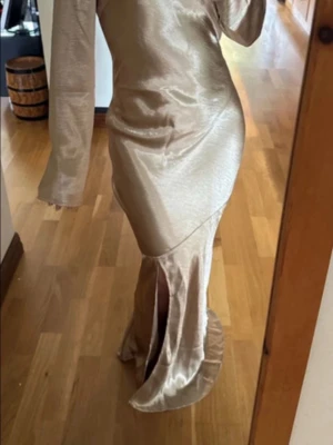 Champagnefärgad långklänning i satin - Elegant långklänning. Den är öppen vid sidan 💕