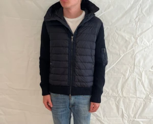 Moncler Tricot Cardigan Men's Blue - Marinblå Moncler-kofta i tricot, storlek XL, mycket fint begagnat skick.