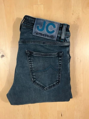 Jacob Cohen - Säljer ett par Jacob Cohen-jeans i storlek 32. Snygg patch och en riktigt cool modell. De sitter mer som en storlek 31, men det beror på önskad passform.                    Nypris över 5 000 