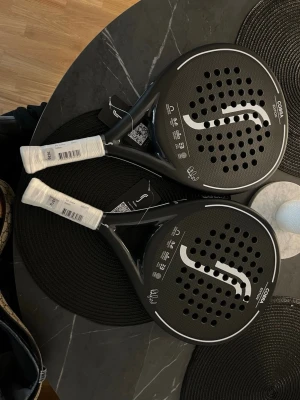 RS Padel Cobra Edition padelracket - Säljer två st RS Padel Cobra Edition padelracket. Nytt ligger på 1295kr st, jag säljer dom båda för 1500kr. Dom båda är helt nya och har plast runt lindan fortfarande. Perfekt för dig som vill ta ditt padelspel till nästa nivå. 