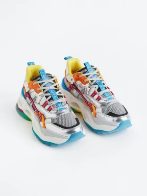 Buffalo färgglada chunky sneakers, stl 41 - Buffalo sneakers med chunky sula i vitt, blått och grönt. Ovandelen är i silverfärgat mesh och syntet med detaljer i orange, gult, rosa och blått. Insidan är gul och skorna har färgglada snören och logotaggar. Perfekta för dig som gillar statement-skor. Stl 41, änvända för fotografering bara 