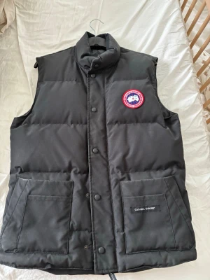 Canada goose väst - Storlek S, fint skick utan några skavanker förutom lite solblekt då den är använd. Köpt på johnells