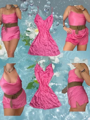 Hot pink miniklänning med slits - Pris är alltid diskuterbart💕💕 Aldrig använd 🎀 Jättesnygg och bekväm kortklänning/tunika i hot pink.🩷 Den sitter smickrande och är enkel att klä både upp och ner. Satinliknande material som känns lyxigt. Smala axelband och slitsar vid utsida lår💕 Hör av dej vid frågor🥰 Kram🩷🩷 