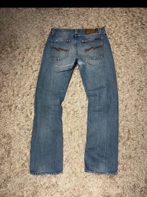 Vintage Nudie jeans vintage easy emil straight bootcut fit lagningar distressed w32 - Vintage nudie jeans av modell easy emil, slutade produktion år 2012. Straight fit med en lätt bootcut, snygga lagningar och fin tvätt. Storlek 32/32, mycket bra skick. Postas antigen samma dag som köper eller dagen därpå💯🙌