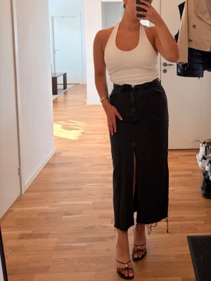 Maxi kjol med slits fram  - OBS! Fläck i spegeln, ej kjolen. Lång jeans kjol med slits, liten i storlek. Egentligen storlek 38. Använd max 1-2 ggr. Första ägare.  #klädpaket