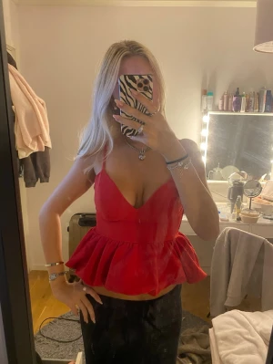 Röd volang topp❤️ - Söt röd volang topp med kupa i strl S/M, justerbara band
