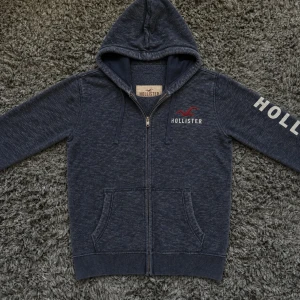 Hollister Zip Hoodie - Säljer denna riktigt stilrena zip hollister hoodien i mycket fint skick!🌟Strl XS /// Hör gärna av er om ni har funderingar!👏