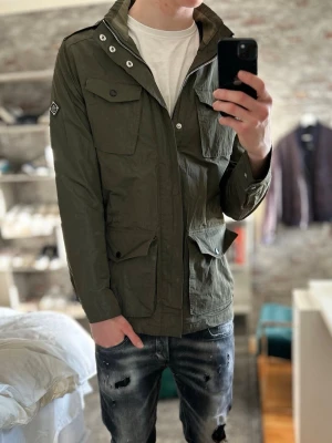 J Lindeberg Field Jacket - Säljer denna riktigt feta j lindeberg bailey field jacketen i mycket fint skick!⭐️Nypris = 3000kr!👍Storlek M men passar också S!🙌Hör gärna av er om ni har funderingar!⭐️