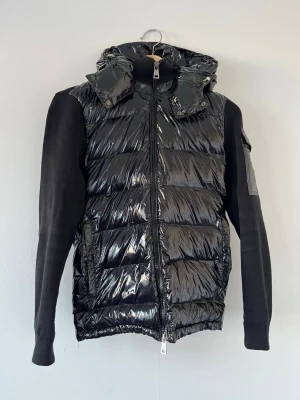 Cardiganjacka - Cardiganjacka från Moncler. Strl 2 (M), liten k storleken så säger att det mer är en S. Kan ej hitta hål eller fläckar.