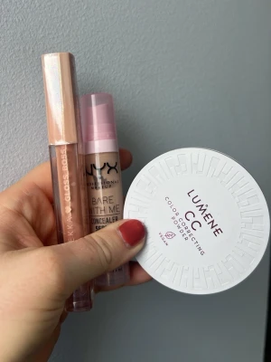 Sminkpaket - puder, concealer och läppglans - Lumene CC Color Correcting Powder i färgen 3 Ashy. Nyx bare with me concealer i färgen Light. Mekka läppglans i färgen As If. Allt nytt.