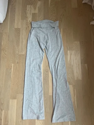 Grå mjukisbyxor från Nelly - Säljer ett par ljusgrå mjukisbyxor från Nelly i storlek XS. Byxorna har utsvängda ben och bred linning i midjan. Tillverkade i mjukt och stretchigt material som är skönt att ha på sig. Perfekta för en avslappnad och chill stil.