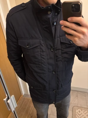 Jättefin blå Riley dun vinterjacka XL - Brutalt snygg sällsynt populär och eftertraktad blå Herno dun vinterjacka i storlek L. Otroligt plagg i utmärkt skick och grym passform! Tveka inte vid minsta fråga eller fundering!