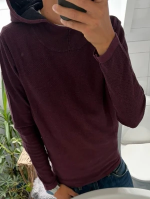 J&J Stickad Hoodie ~ Vintage - Vintage Jack & Jones Unik Stickad Hoodie | Storlek: L sitter som M | Passform: Normal Fit | Färg: Vinröd | Skick: 9/10 Inga defekter | Pris ej hugget i sten! 🍂