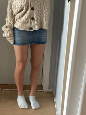 Blå jeanskjol i kort modell