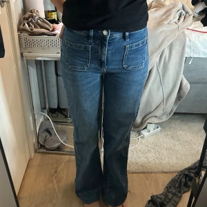 Blå jeans - Säljer ett par blå jeans med raka ben. Jeansen har hög/medel midja. ❤️endast använda en gång! 