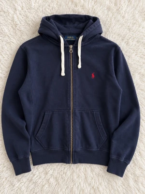 Ralph lauren zip up hoodie - Säljer nu denna polo ralph lauren zip up hoodien som passar med allt!., mycket bra skick fin tröja perfekt nu till hösten/ vintern! hör gärna av er vid frågor och jag accepterar prisförslag som vanligt! fraktar inom 12 h!🤩😁